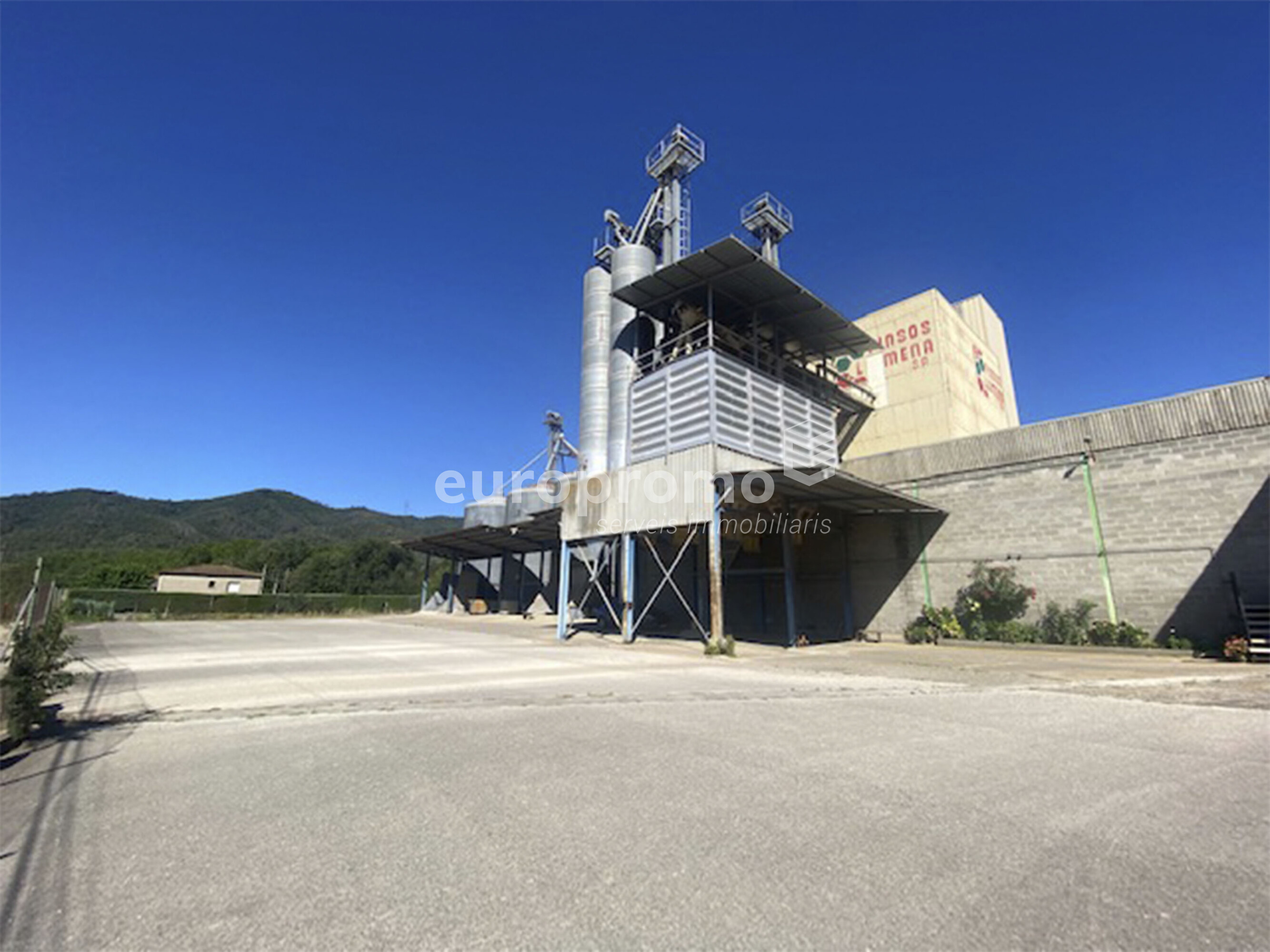 Solar industrial de 8.901m2 situat a 5 minuts de la sortida AP7 de Girona.